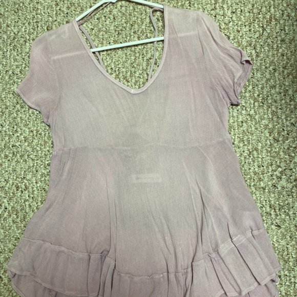 Impeccible Pig small light purple, v-neck flowy top with open back - Picture 1 of 4